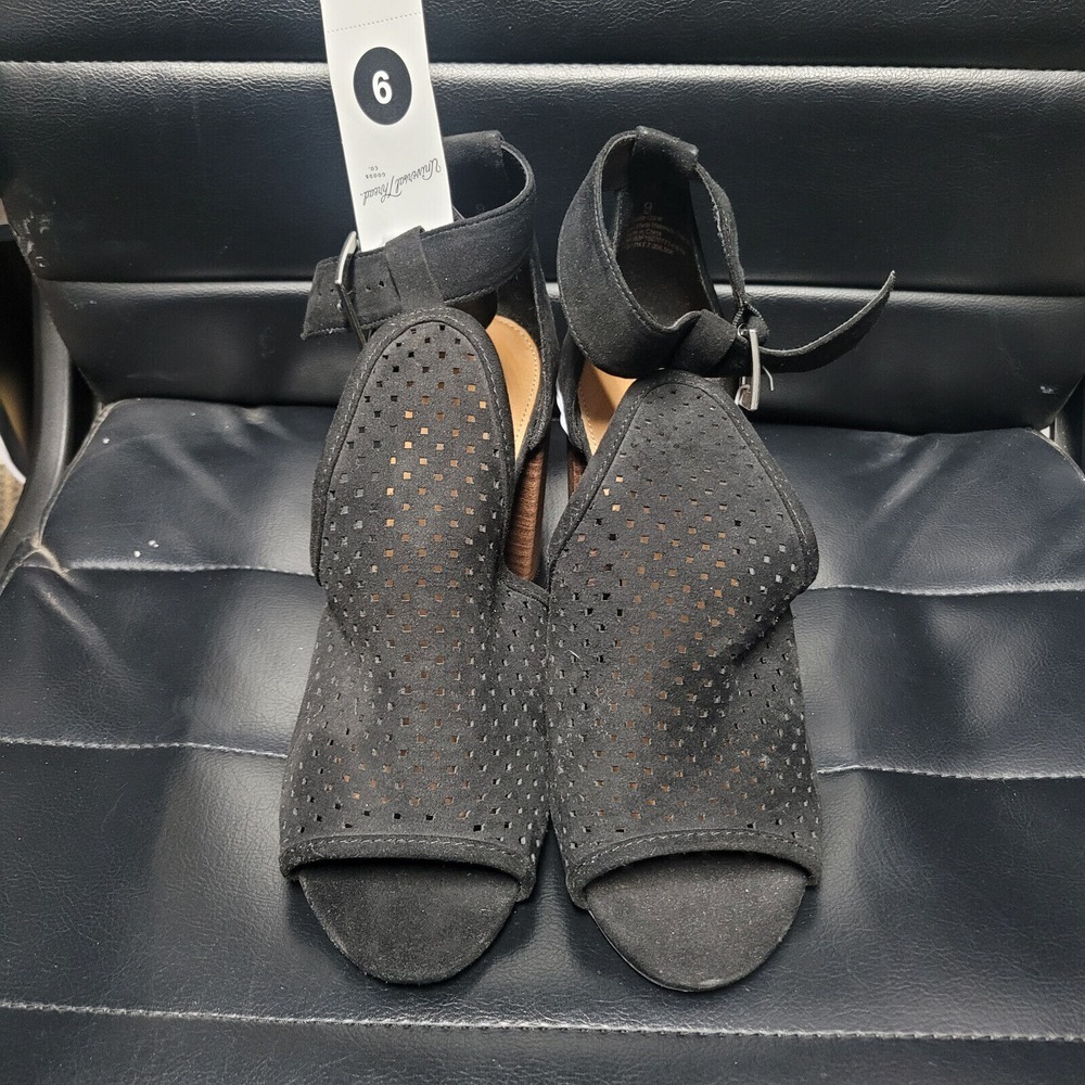 Universal Threads High Heels Womens 9 Black Peep Toe Perforated Ankle NWT Hannah